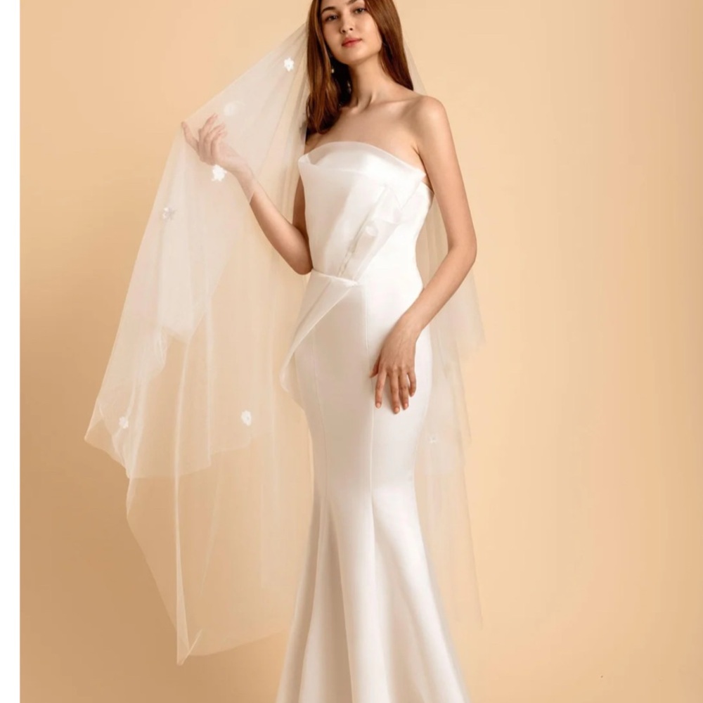 Elegant White Strapless Dress